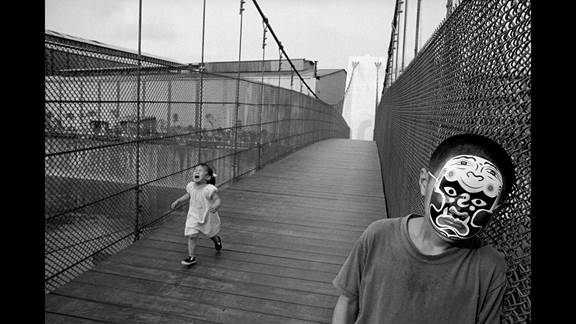 說明: Macintosh HD:Users:chendong:Desktop:張乾琦 工作坊:工作坊:官方作品:中文圖說:不存在的戰(zhàn)爭:6. 張乾琦，“不存在的戰(zhàn)爭”視頻截圖，2017.jpg