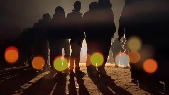 說明: Macintosh HD:Users:chendong:Desktop:張乾琦 工作坊:工作坊:官方作品:中文圖說:AZMA:5. 張乾琦，“AZMA”視頻截圖，2017 .jpg