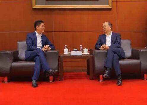 中國工商銀行董事長易會滿和京東集團董事局主席兼首席執(zhí)行官劉強東見證了雙方合作協(xié)議的簽署。 