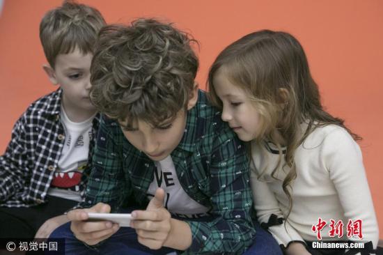 外報:一天滑手機(jī)80次 孩子網(wǎng)癮過高怎么辦?