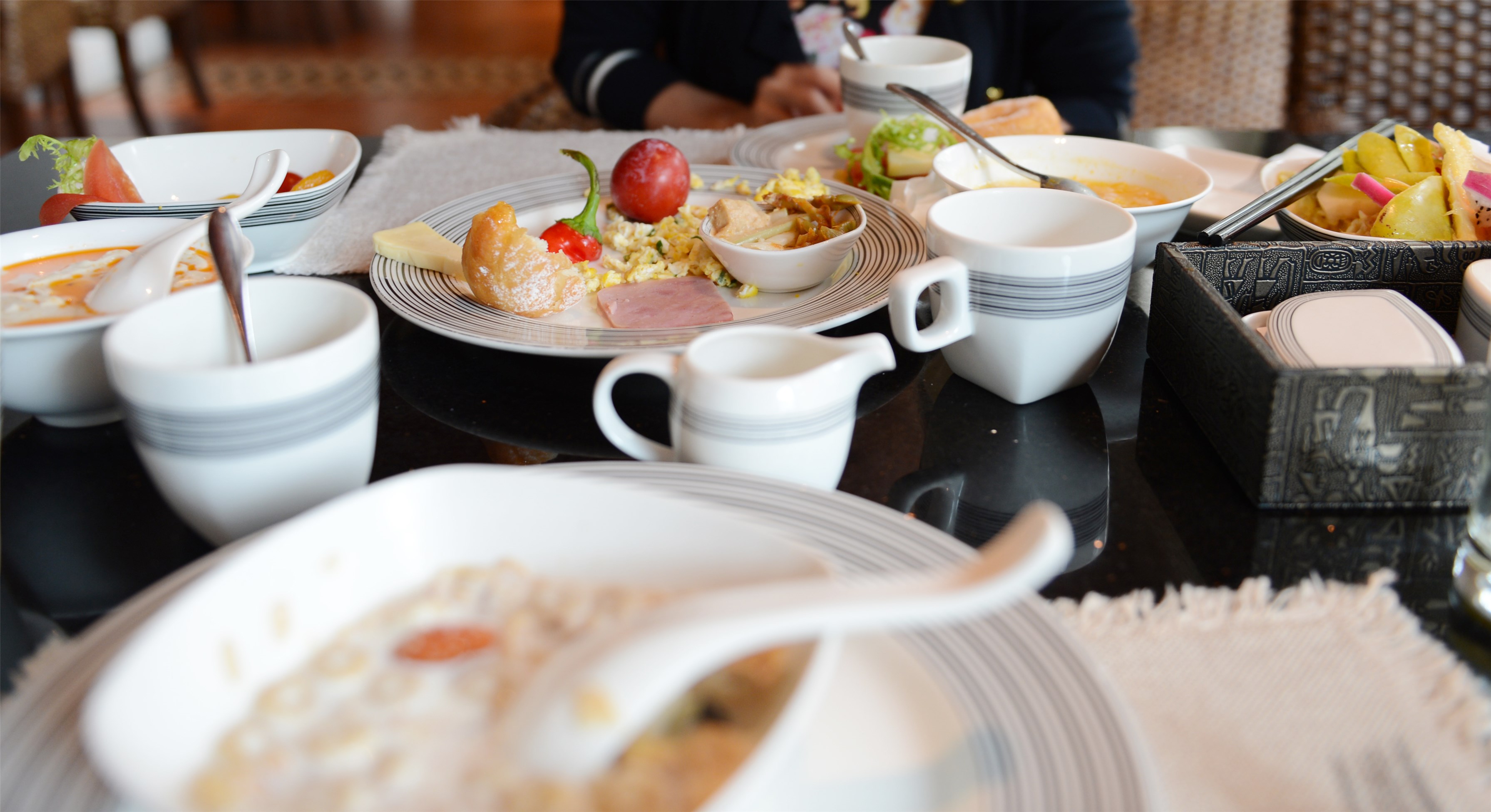 “為偶像打投倒牛奶”，選秀節(jié)目中的畸變行為該如何破