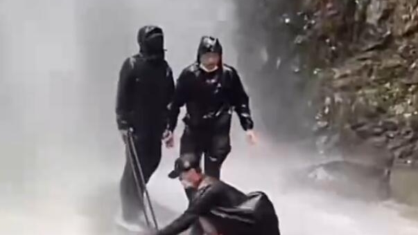 暴雨天打卡瀑布出什么片？ 警示教育片！