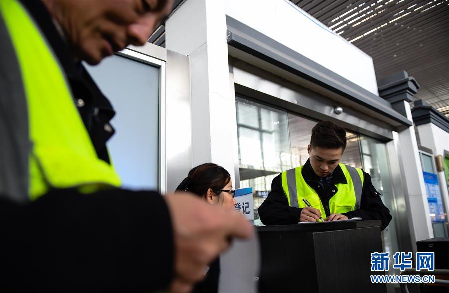 （關(guān)注春運(yùn)·圖片故事）（3） 奔跑吧！高鐵送餐小哥
