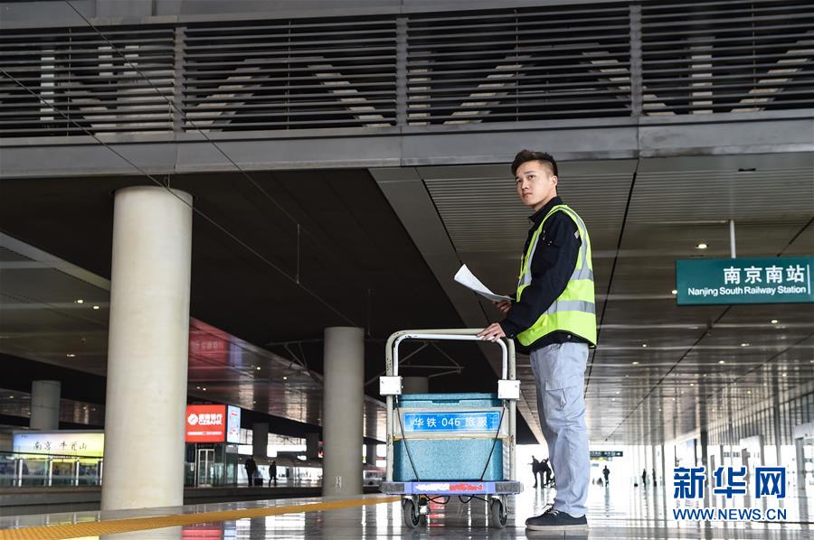 （關(guān)注春運(yùn)·圖片故事）（7） 奔跑吧！高鐵送餐小哥