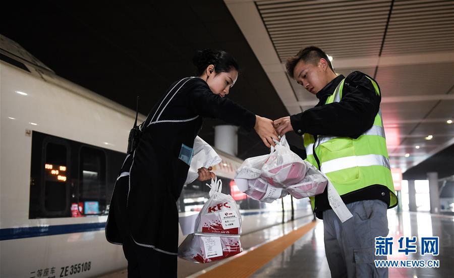 （關(guān)注春運(yùn)·圖片故事）（8） 奔跑吧！高鐵送餐小哥