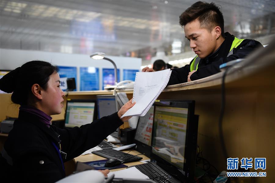 （關(guān)注春運(yùn)·圖片故事）（1） 奔跑吧！高鐵送餐小哥