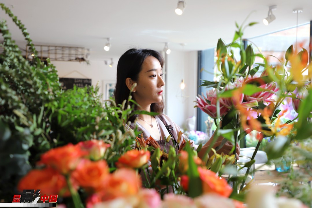 每天和花打交道是一個幸福的職業(yè)，但同時也充滿壓力和挑戰(zhàn)，“花在呈現(xiàn)給客人的那一瞬間是美好的，但前面的每一個步驟都是很辛苦的?！蓖趵桄抡f，花藝是最原始的手工藝產(chǎn)品，沒有辦法機(jī)械化、流程化和規(guī)?；仨氁秒p手一點(diǎn)點(diǎn)地賦予其生命和美感。圖為王黎媛在挑選制作花束的鮮花。新華網(wǎng) 周亞平/攝 念新洪/文