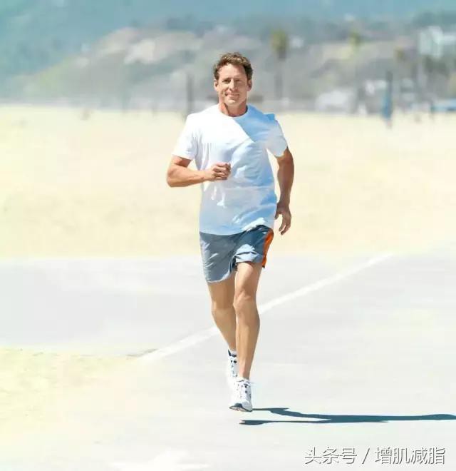 不愛(ài)出門(mén)運(yùn)動(dòng)？原地跑步也能減脂！